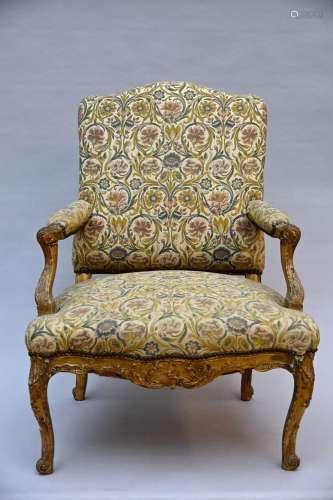 Louis XV seat in gilded wood, 18th century (105x74x64cm)