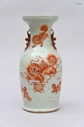 Chinese porcelain vase 'qilins', Republic period (h45.5cm) (...