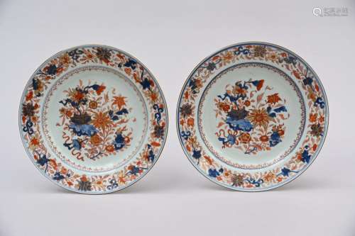 A pair of Chinese porcelain Imari plates, 18th century (dia ...