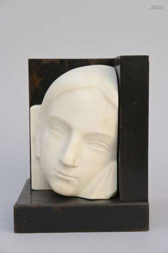 Leon Sarteel: a marble bookend (23x16x18cm)
