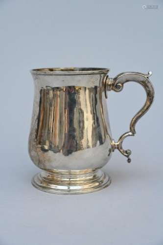 A silver beer mug, London 18th century (h12cm) (weight 333 g...
