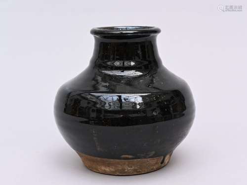 A black glazed vase, China (h17.50cm)