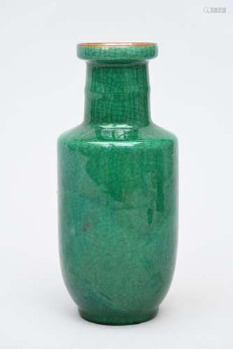 A Chinese vase with crackled 'applegreen' glaze (h20cm) (*)