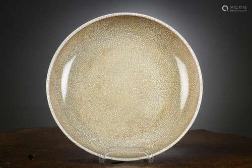 A Chinese dish with crackled glaze (dia27cm)