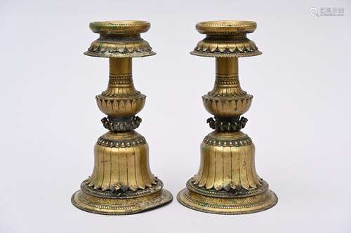 A pair of Nepalese oil lamps in bronze (h28.5) (*)