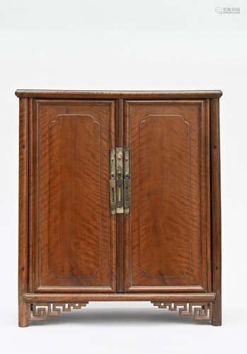 A Chinese miniature cabinet, Qing dynasty (58x50x22cm)