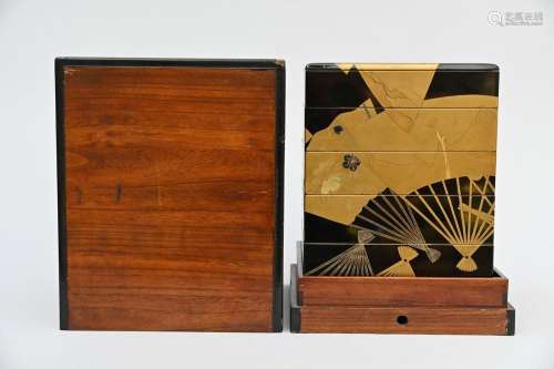 Japanese lacquer box 'fans', late Edo period (box 30x21x23cm...