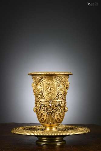 Barbedienne: a gilt bronze cup (h19 dia23cm) (*)