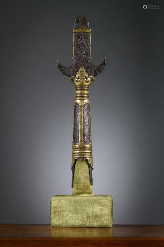 Rare Sinhalese spearhead in bronze and iron, Sri Lanka 17th ...