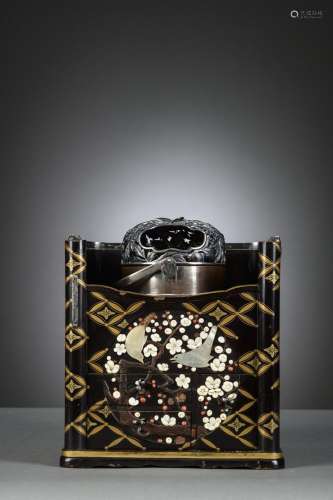 Japanese stove in lacquer and marquetry with silver lid, Edo...