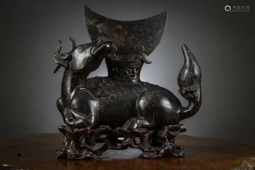 Large Chinese mirror holder in bronze 'Mythical animal', Min...