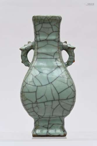 A guan crackled vase, Qing dynasty (h21cm)