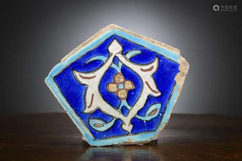 Timurid faience plate, mid 15th century (15x18cm)