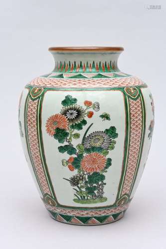 A Chinese wucai vase, 19th century (h31cm)