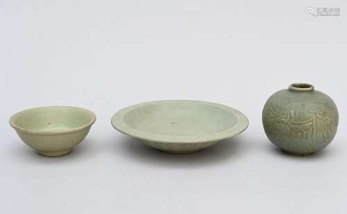 Collection: three pieces of celadon ceramics, China (h10cm) ...