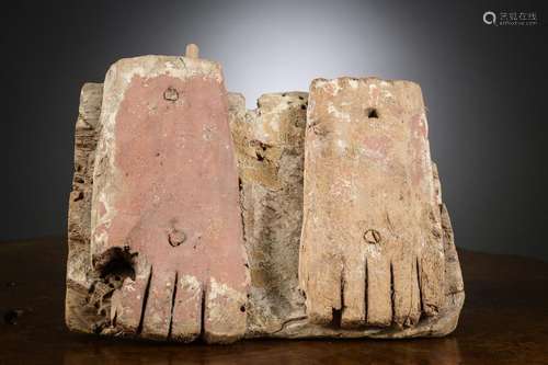 Egyptian fragment in painted wood: foot of coffin (6x26x25cm...