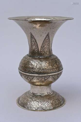 Arabic silver vase with floral decor 800/1000 (h23cm)