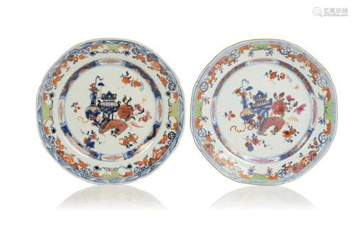 A pair of "Imari-Verte" plates