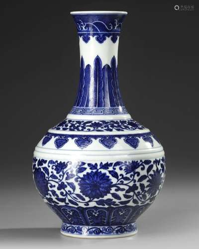 A CHINESE BLUE AND WHITE BOTTLE VASE, 19TH-20TH CENTURY