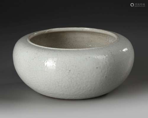 A CHINESE CRACKLE-GLAZED BOWL, QING DYNASTY (1644-1911)