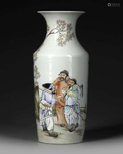 A CHINESE FAMILLE ROSE VASE, 19TH-20TH CENTURY