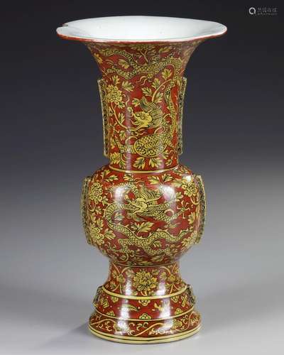 A CHINESE YELLOW-GROUND AND IRON-RED DRAGON VASE, 19TH/ 20TH...