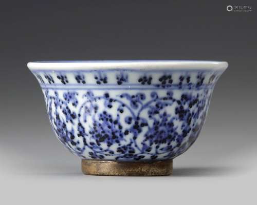 A SMALL CHINESE BLUE AND WHITE BOWL, MING DYNASTY OR LATER