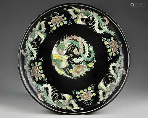 A LARGE CHINESE FAMILLE NOIRE CHARGER, 19TH/20TH CENTURY