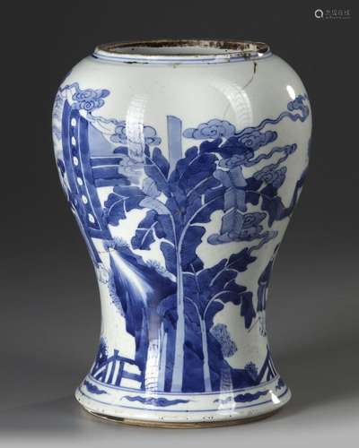 A CHINESE BLUE AND WHITE VASE, 19TH/20TH CENTURY