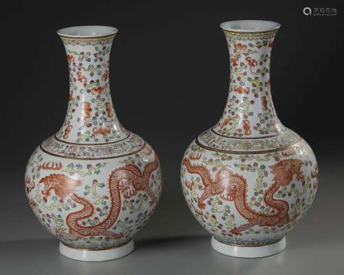 A PAIR OF CHINESE FAMILLE ROSE BOTTLE VASES, 20TH CENTURY