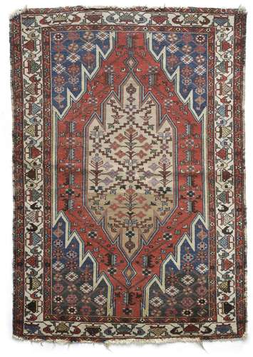 A PERSIAN MAZLAGHAN CARPET, FIRST HALF 20TH CENTURY