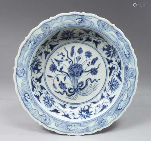 CHINESE MING DYNASTY BLUE AND WHITE PORCELAIN LOTUS DISH