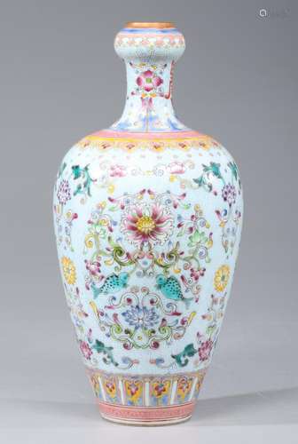 VERY FINELY DETAILED CHINESE REPUBLIC PERIOD PORCELAIN VASE