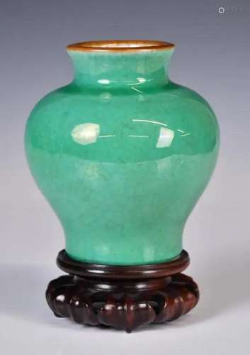 A Green-Glazed Jar w/Std Qing