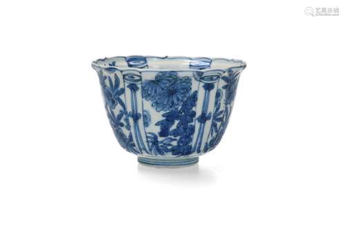 A blue and white 'kraak' porcelain 'kraaiekom' with