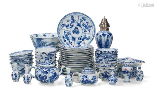 Lot of diverse blue and white porcelain objects, in