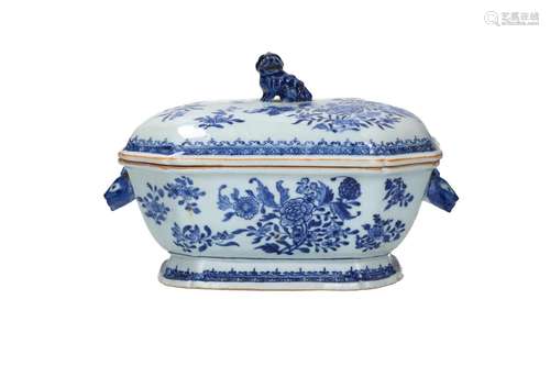 A blue and white porcelain tureen with two grips in