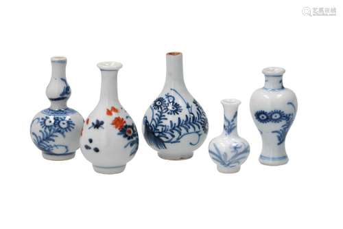 Lot of five blue and white and Imari porcelain mini