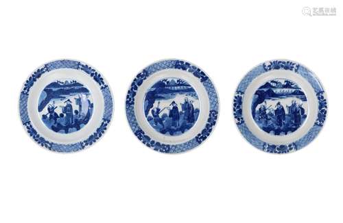 A set of three blue and white porcelain deep dishes