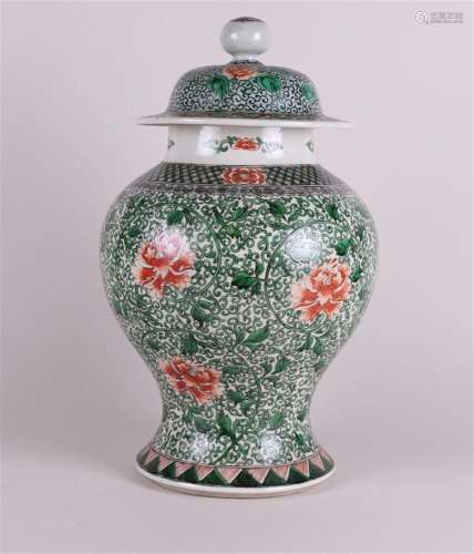 A porcelain Famile Verte vase with lid. China, 19/20th centu...