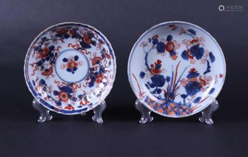 A lot of two porcelain Imari plates with floral decor. China...