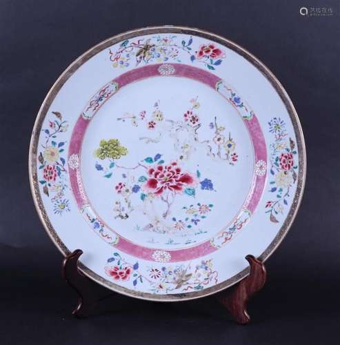 A large porcelain famile rose dish. China, 18th century.