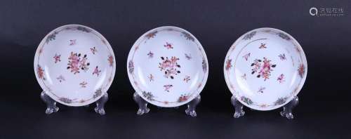A lot with  three porcelain Famile Rose dishes. China, 18th ...