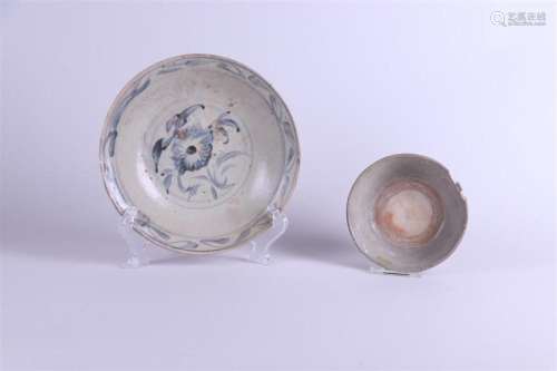 A lot consisting of a porcelain dish and bowl. China, Ming.