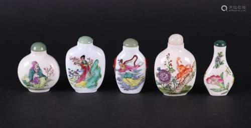 A lot  with (5) porcelain famille rose snuff bottles. China,...