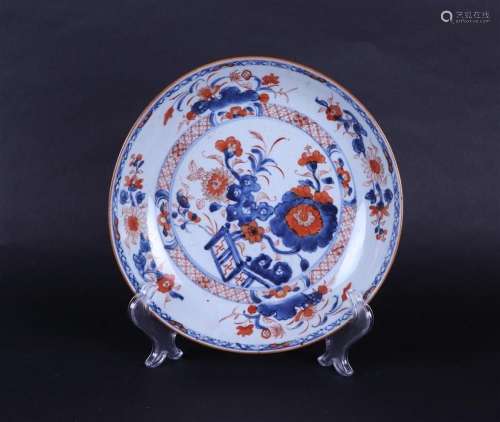 A porcelain Imari deep plate. China, Qianlong.