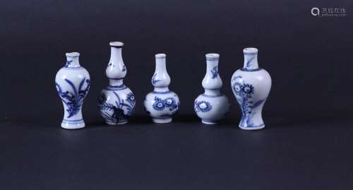 A lot  with (5)  porcelain miniature vases. China, Kanxi.