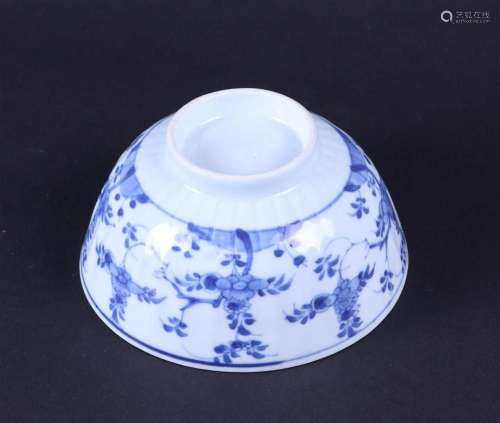 A ribbed porcelain bowl with floral decor. China, Kangxi.