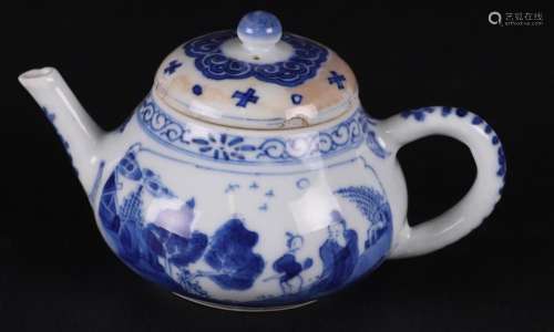 A porcelain teapot with floral decor. China, Kangxi.