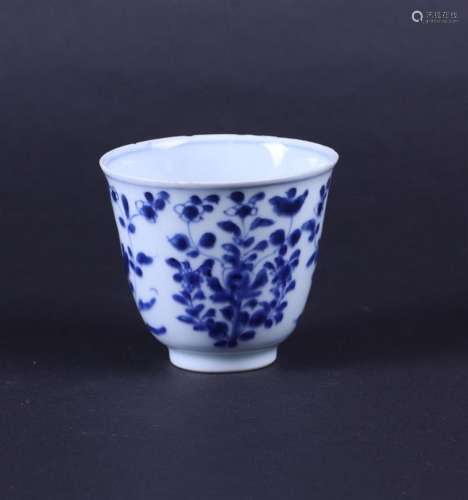 A porcelain cinnamon beker. China, Kangxi.